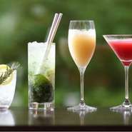 お食事はコースのみですので、小分けに出てくる核お料理に合わせたお飲み物をちょっとずつご用意するペアリングをご用意しております。価格はコース（品数）によって変動します。表示の価格はランチEsコースの価格。