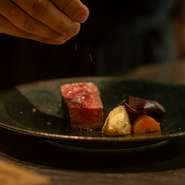 コースの肉料理は熟成牛を