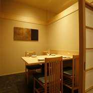 赤坂駅より徒歩1分以内の好立地。地下1階に構える店内は全席個室でご用意！ご接待や会食、お顔合わせなど個室会食に最適な空間は皆様に喜ばれております。
