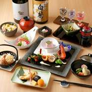 酒好きによる酒好きの為の献立。酒肴8種盛りから始まる酒飲みの為の特別会席。様々な日本酒やその他お飲み物とともにお楽しみください。