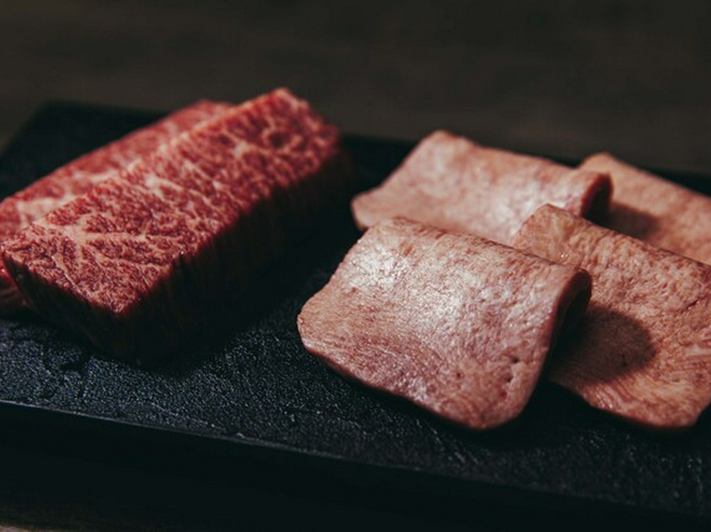 専属の熟練した焼き師が、贅沢な牛肉を絶妙な火入れで仕上げ