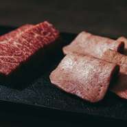 各部屋には専属の焼き師がおり、熟練した技で肉を一枚ずつ丁寧に焼き上げる独自のスタイル。肉の部位や厚さなど、豊富な知識を持つ職人たちがおいしさのピークを見極め、極上の一枚に仕上げてくれます。

