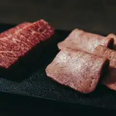 専属の熟練した焼き師が、贅沢な牛肉を絶妙な火入れで仕上げ