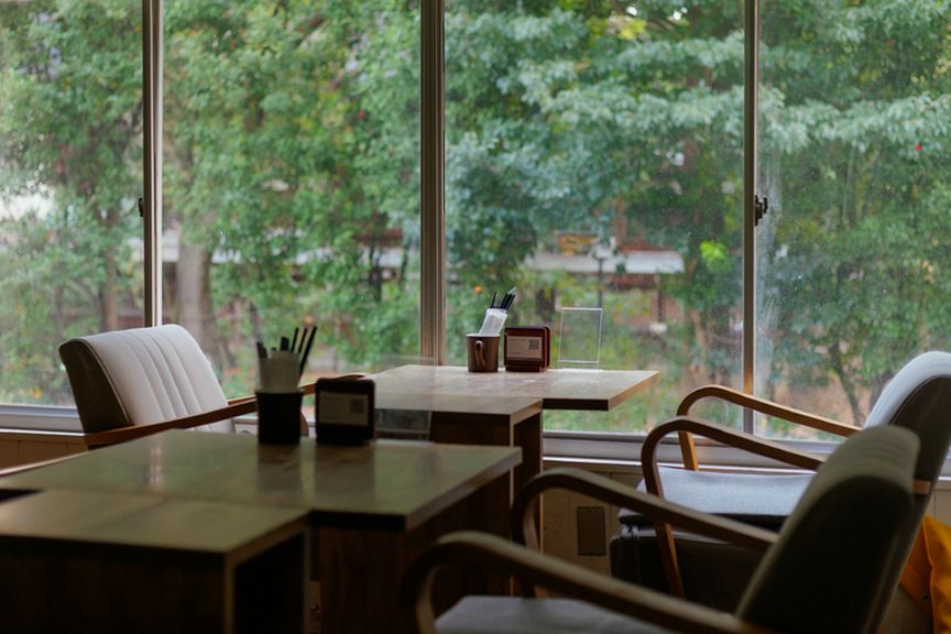 優雅に食事を楽しめる、2階ソファ席