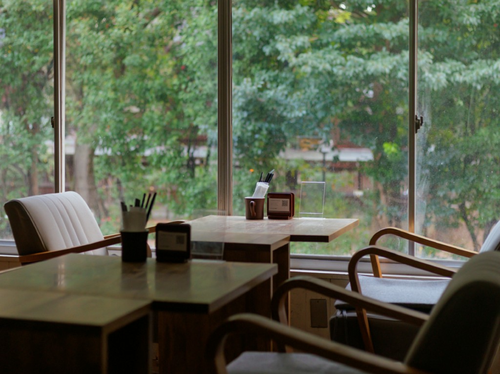 優雅に食事を楽しめる、2階ソファ席