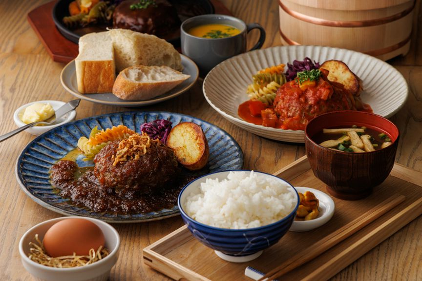 ご飯やスープ等の食べ放題+選べるメインのコースも必見