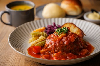 爽やかな酸味＆辛さのソース『トマトチリハンバーグ』