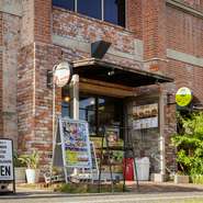店舗が構えられたのは、洲本アルチザンスクエアの1階。明治時代に建設された赤レンガ倉庫は、歴史を感じさせます。趣あるオシャレな空間で、ランチ・ディナーを楽しめます。