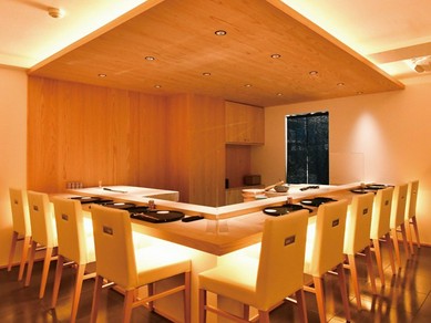 カウンター席で、肩ひじ張らない大人デートを楽しむ