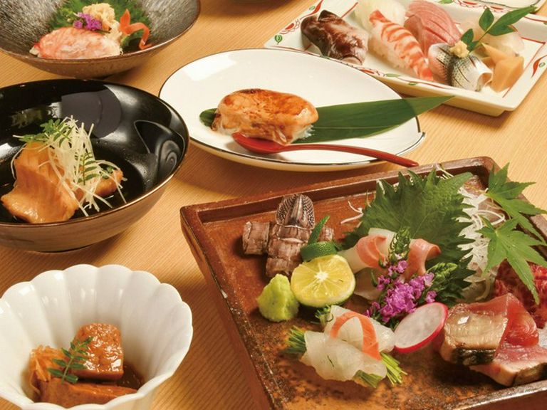 接待や家族で集まり、おまかせコースを個室で堪能