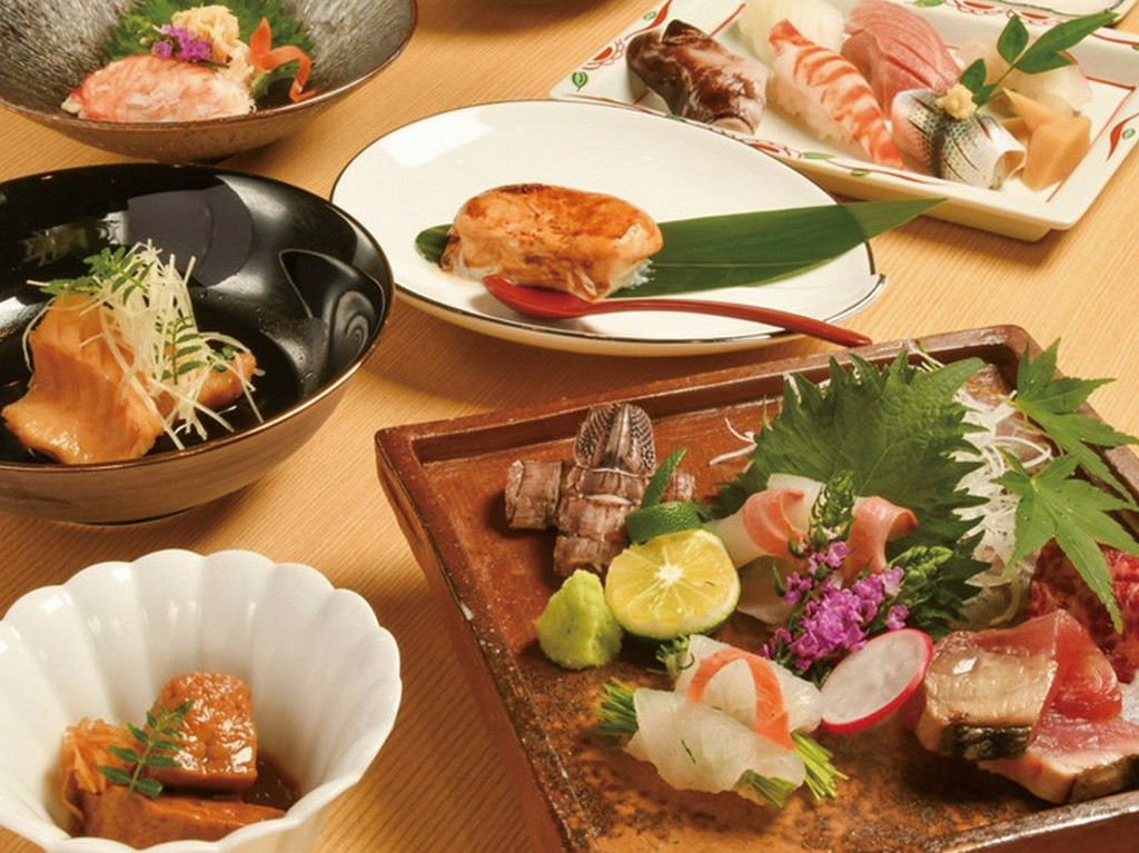 接待や家族で集まり、おまかせコースを個室で堪能