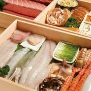 料理人自ら卸売市場に出向き、目利きしながら仕入れています。その日使用する寿司ネタは、注文を受けてからスグに取り扱えるように丁寧な下処理をした後にケースで保管されます。