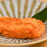 中はトロトロ、外はしっとり焼き上げます。箸で掴めるのに、口に入れた瞬間から広がっていく半熟玉子のおいしさがやみつきに。寿司ネタとしても、つまみとしても人気の高い一品です。