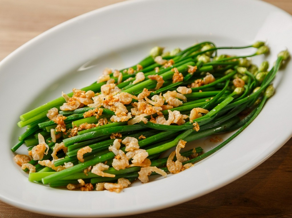 独特のシャキシャキ食感がたまらない『ニラの花のガーリック炒め』