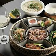 ・海老と豚肉の生春巻
・青パパイヤサラダ
・ごはん（キヌアと黒米入）
・鶏肉ライム葉焼
・空芯菜炒め
・鶏肉のフォー（ハーフ）
・選べるドリンク※お一つお選びください
・選べるデザート※お一つお選びください