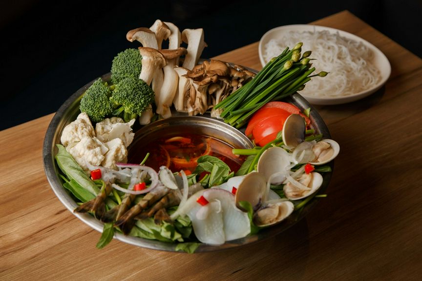 旨みスープと一緒に味わう『ピリ辛 ベトナム海鮮鍋 美鍋(2〜3名様分)』