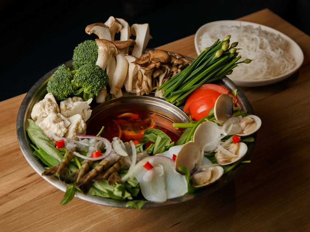 旨みスープと一緒に味わう『ピリ辛　ベトナム海鮮鍋　美鍋（2～3名様分）』