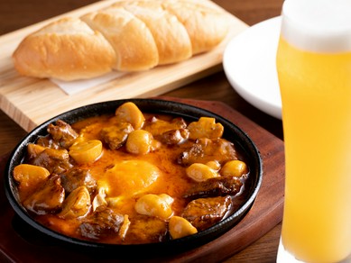 ジューシーな肉汁が楽しめる『牛肉とマッシュルームのトマトクリームソース（バインミー付き）』