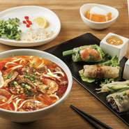 ・生春巻き／揚げ春巻き／蒸し春巻プレート
・ブンボーフエ（細米麺のピリ辛牛スープ麺）
・選べるドリンク　※お一つお選びください
・選べるデザート　※お一つお選びください