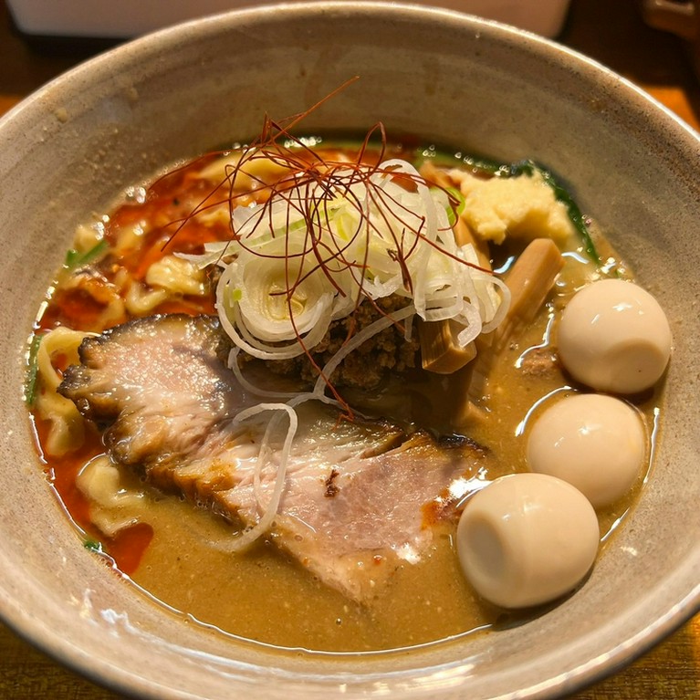 そら豆味噌×自家製スパイスラー油が決め手『スパイス味噌RAMEN』（平日/冬季限定）