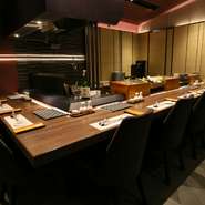 L字型のカウンター席があるオープンキッチンなので、料理人の包丁さばきを臨場感たっぷりに愉しめます。大切な記念日デートや、家族でのお祝い事など、特別なシーンにもオススメです。
