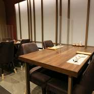 座り心地の良い椅子と、ゆったりとした造りの店内はとても落ち着ける雰囲気です。仕事上の大切な接待にも喜ばれる味わいと空間、もてなしがここにあります。テーブル席は、8名迄の集いもOK。
