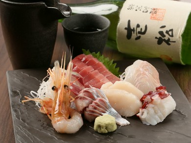 厳選された日本酒や焼酎で、料理をさらにおいしく