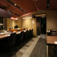 朱色の天井や、穏やかな色味の壁紙はすべて美しい和紙を用いています。全体的にゆったりとした造りで、非日常の素敵な時間を過ごせると大好評。女性だけでも入りやすい雰囲気です。
