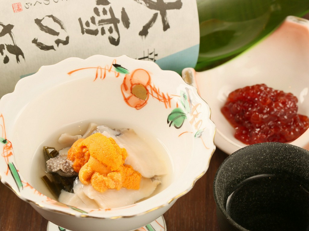 鮑の歯ごたえ、旨みがたまらない『鮑とウニの水貝』　画像手前