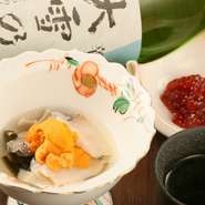 鮑の夏向けお造りである「水貝」。丁寧に下処理をした高級「えぞ鮑」と「ウニ」を、うすい塩水に入れて提供します。鮑の歯ごたえや旨みが、ウニと絶妙な相性です。