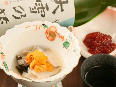 鮑の歯ごたえ、旨みがたまらない『鮑とウニの水貝』　画像手前