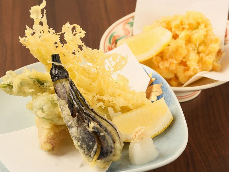 季節の『天ぷら盛り合わせ』と、季節の『かき揚げ』