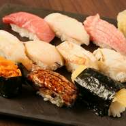 新鮮な季節の魚介類を握りで味わえます。バフンウニや炙りキンキなど、旬のものを存分に。自家製のカズノコは、格別な歯ごたえはもちろん、一般的に多い「苦み」がないと大人気！