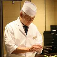 「北海道のこのすすきので、料理を一から学んだので、沢山のお客様に喜んでいただくことが、お世話になった方へのご恩返しと思っています。とにかくゆったり楽しい時間を過ごしていただければ何よりです」と松本氏。
