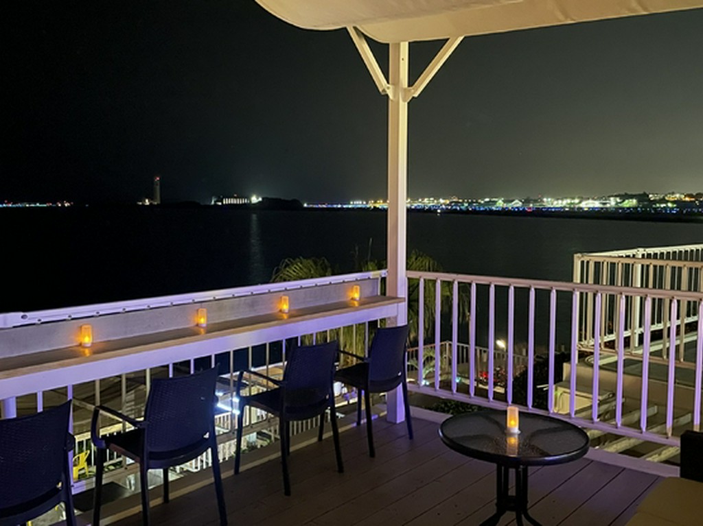 夜景のきれいなテラス席でお酒やコーヒーでもいかがですか？