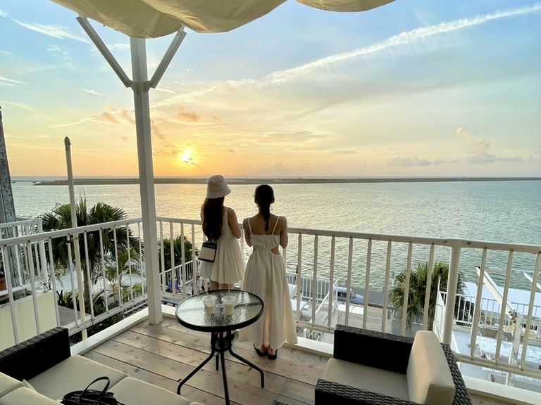 沖縄の海、那覇空港が一望できるテラスで思い出に残るひと時を!