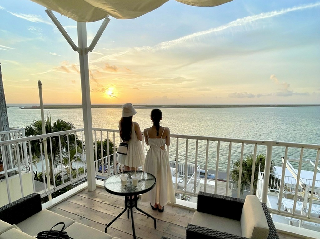 沖縄の海、那覇空港が一望できるテラスで思い出に残るひと時を！