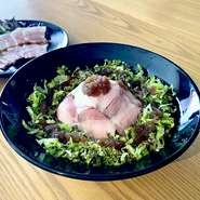 当店イチオシのキビまる豚のローストポークを沖縄県産のごはんにのっけました。美味しい沖縄を食べよう！おすすめ！
Our recommended Kibi-maru pork roast pork is served on rice.