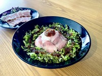 当店イチオシのキビまる豚のローストポークを沖縄県産のごはんにのっけました。美味しい沖縄を食べよう！おすすめ！
Our recommended Kibi-maru pork roast pork is served on rice.