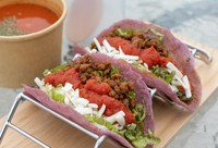 沖縄県産の「紅芋」を生地に使用し、色鮮やか！小麦粉不使用のグルテンフリートルティーヤのタコスです。さらに具材は【動物性食材】不使用なので様々な制限のある方でもお召し上げりいただけます。軽食におススメ！