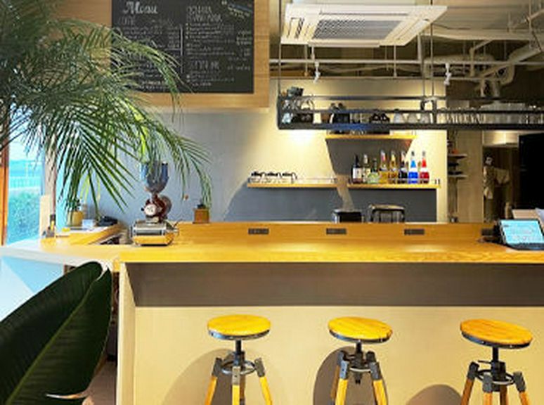 海の眺めのいいカウンター4席と店内テーブル2席