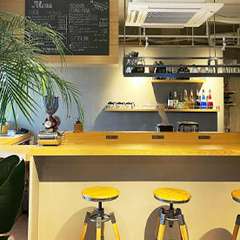 海の眺めのいいカウンター4席と店内テーブル2席