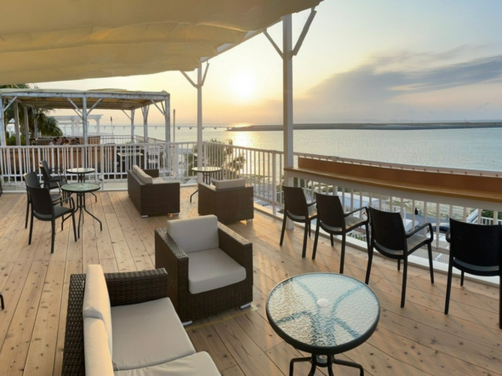 シーサイドテラス席からは海に沈む夕日を眺めることができますよ