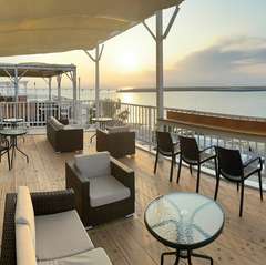 シーサイドテラス席からは海に沈む夕日を眺めることができますよ