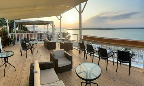 シーサイドテラス席からは海に沈む夕日を眺めることができますよ