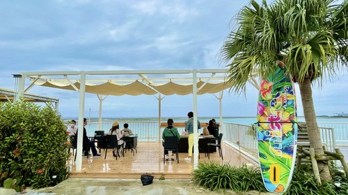 ヤシの木とカラフルなSUPの組み合わせは写真スポットです！