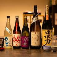 週替わりで新しい日本酒を入荷。常時12種類以上が並びます。だしと相性がよいナチュールワインは、赤・白・オレンジが揃う充実のラインアップです。ほかにも、熱燗とおでんのだしを合わせた『だし割り』も評判。