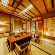 人数に応じて、ゆったりと使うことができるような個室に案内してもらえます。日本家屋ならではの畳の感触、木の温もり。くつろいで食事をするには最適な空間といえるでしょう。