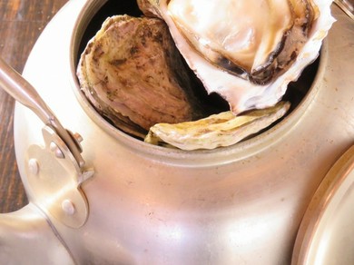 ふっくら、プリプリ。熱々の牡蠣を頬張る『牡蠣のやかん酒蒸し』
