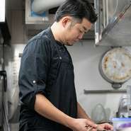 「おいしい、また来たいとお客様に思われる料理を提供したい」と語る川島氏。丁寧なサービスの提供はもちろん、ゲストの“おいしい”の一言と、笑顔のために最善を尽くす日々です。